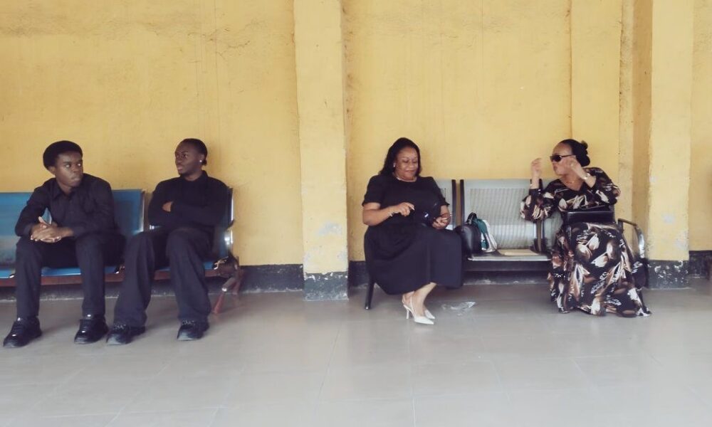 “Donnez-leur une petite correction” ou “Sortez-les et gardez-les” : Confrontation radicale entre le récit des enfants Mushobekwa et la version des policiers