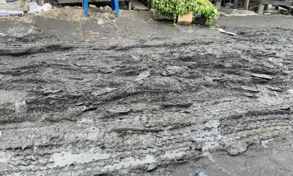 Bandalungwa : à “Wenze ya Baluba”, boue et déchets envahissent les routes après la pluie, les habitants réclament des caniveaux et poubelles publiques