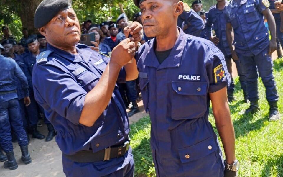 Kasaï-Central : 150 policiers de la PNC élevés au rang de sous-officiers lors d’une cérémonie officielle à Dibaya