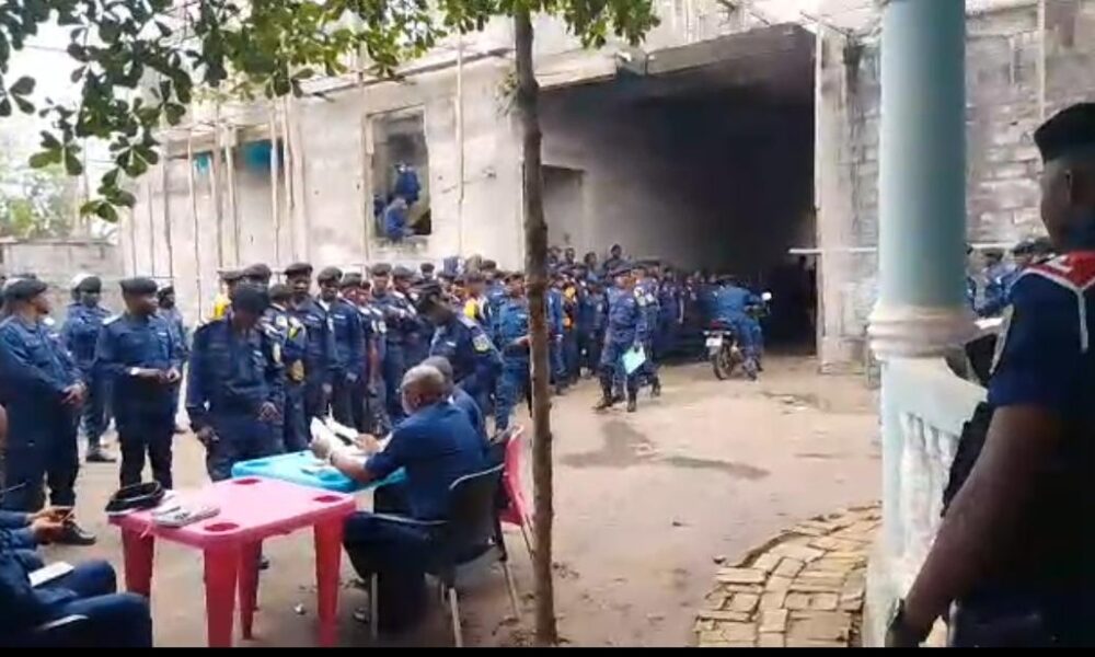 Mongala : Le Général Francis Lukesu dote les policiers de Bumba de nouveaux équipements vestimentaires